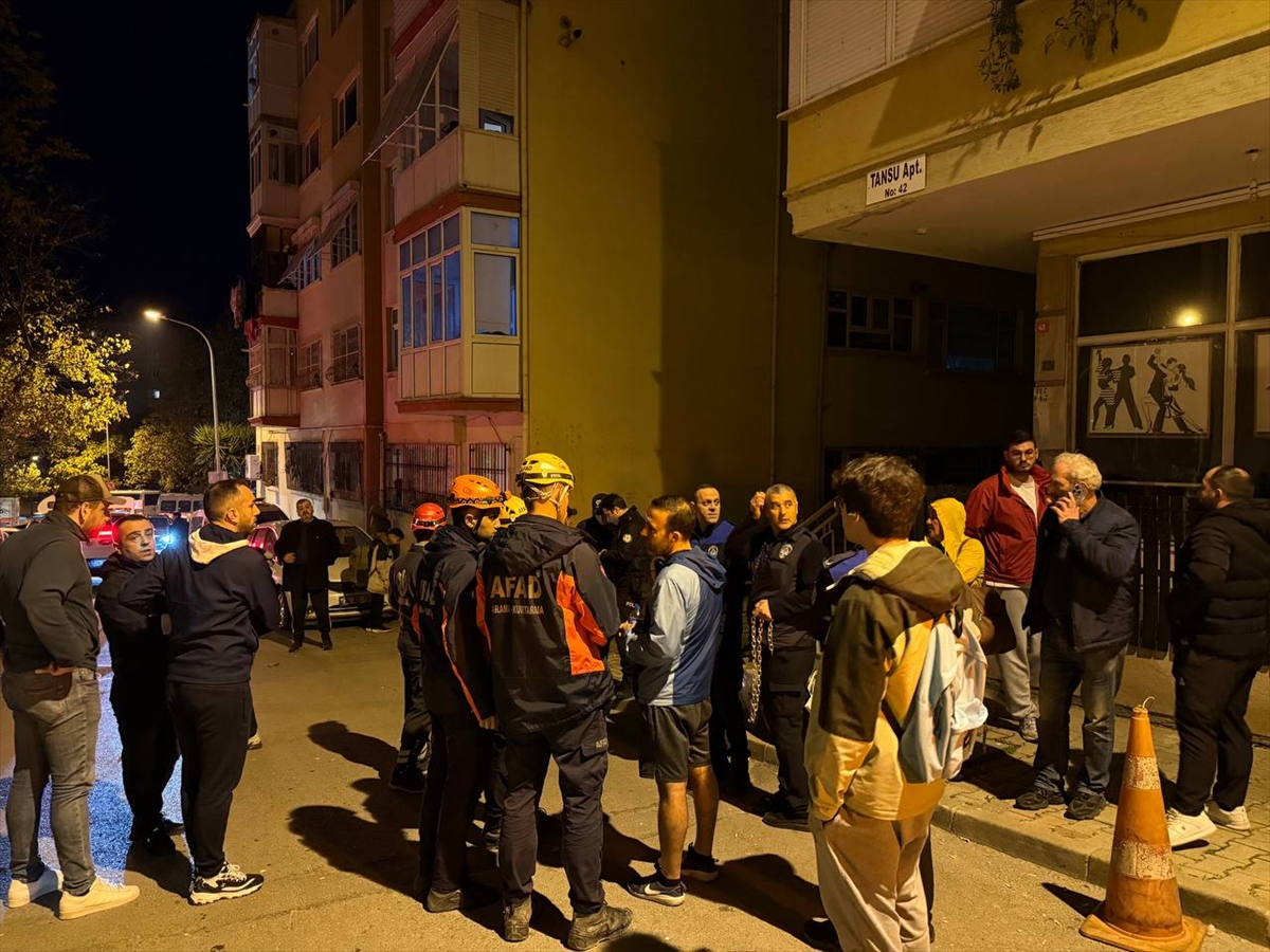 Kartal'da kolonlarında çatlak oluşan 4 katlı bina boşaltıldı