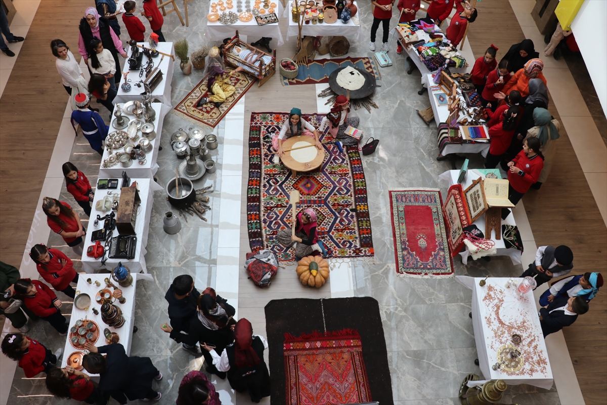 Isparta'da "Köklerden Geleceğe Kültürel Değerlerimiz" sergisi açıldı