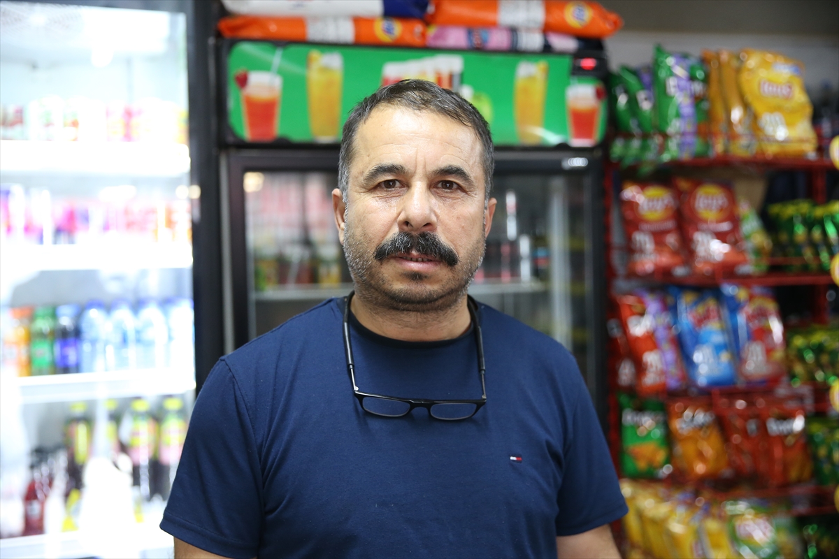 Hatay'da bir hayırsever mahallelinin markete borcunu ödedi