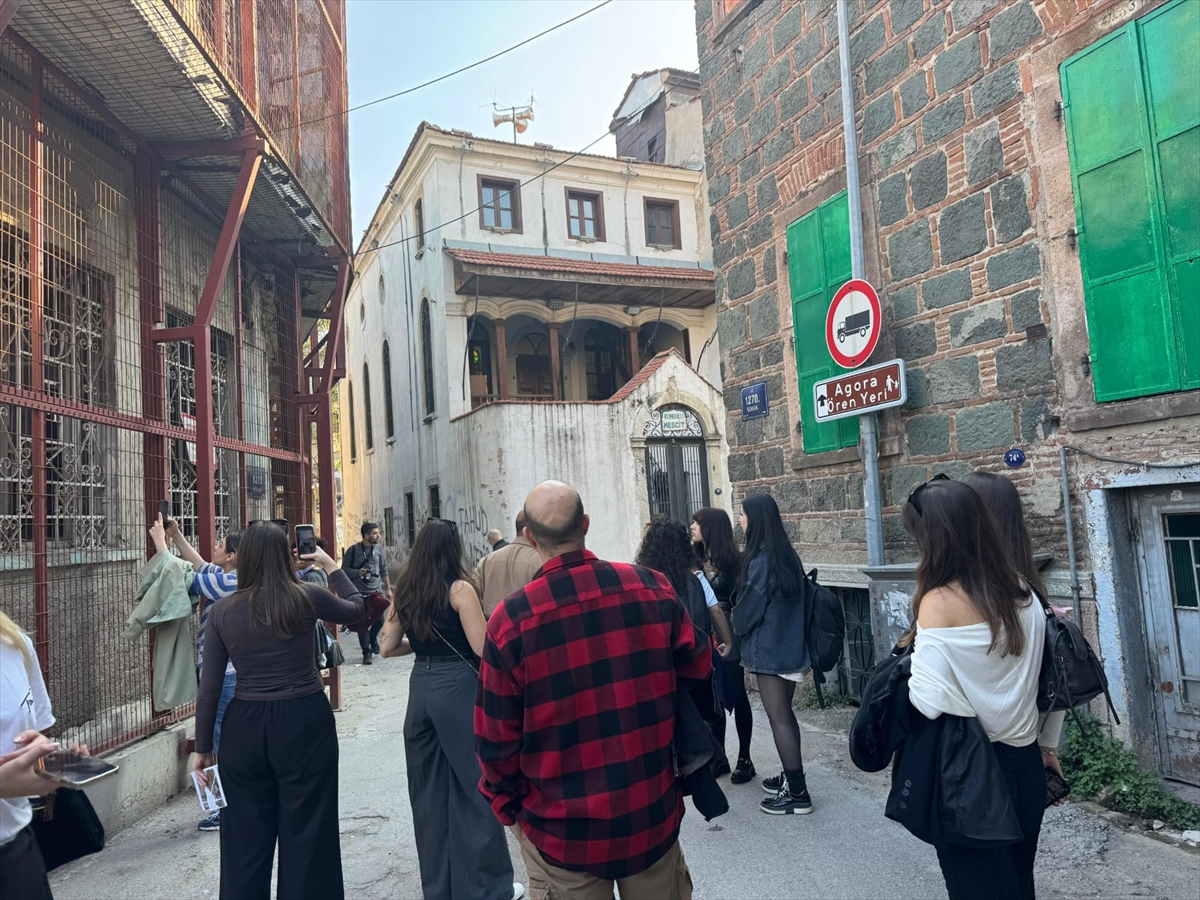 İzmir'de üniversite öğrencileri kentin sokaklarını yapay zekayla tabloya dönüştürdü