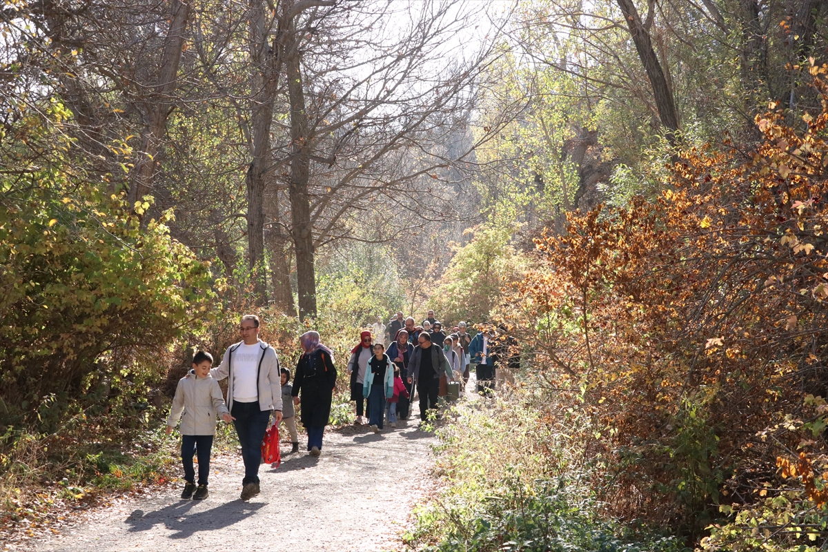 Doğa tutkunları sonbahar renklerine bürünen Koramaz Vadisi'nde yürüdü