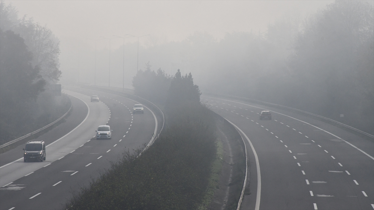 Anadolu Otoyolu'nun Düzce kesiminde sis etkili oldu