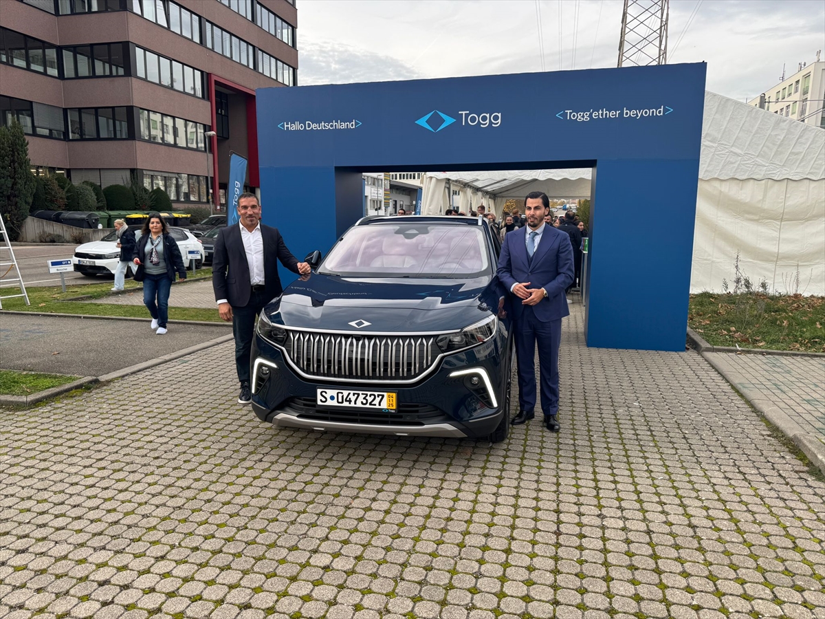 Almanya’da ilk teslimatlarını gerçekleştiren TOGG’un yetkililerine "1961 göç ve geleceğin mobilitesi" sürprizi
