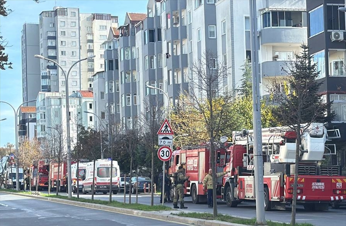 Başakşehir'de sitede çıkan yangında 2 kişi dumandan etkilendi