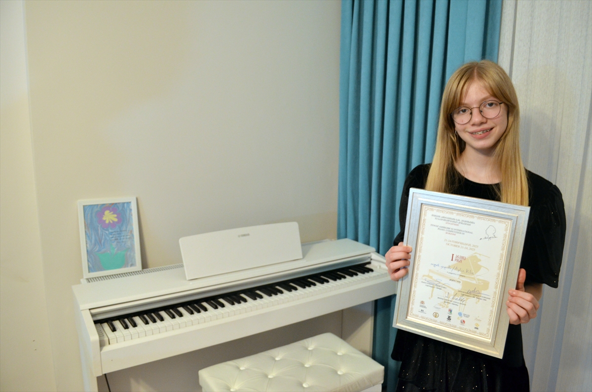 "Mutlak kulak" Aylin, uluslararası piyano yarışmasından birincilikle döndü