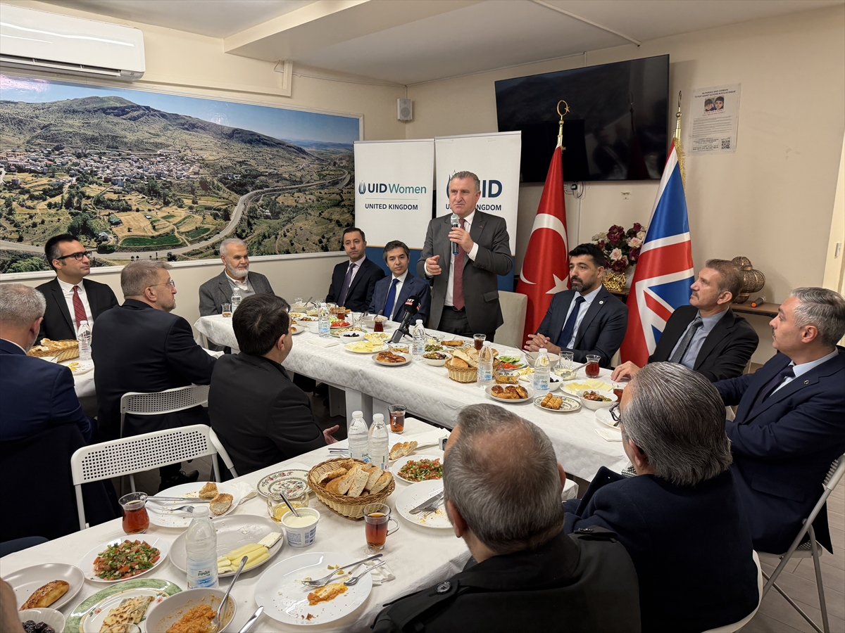 Bakan Bak, Londra'da STK temsilcileri ve iş insanlarıyla bir araya geldi