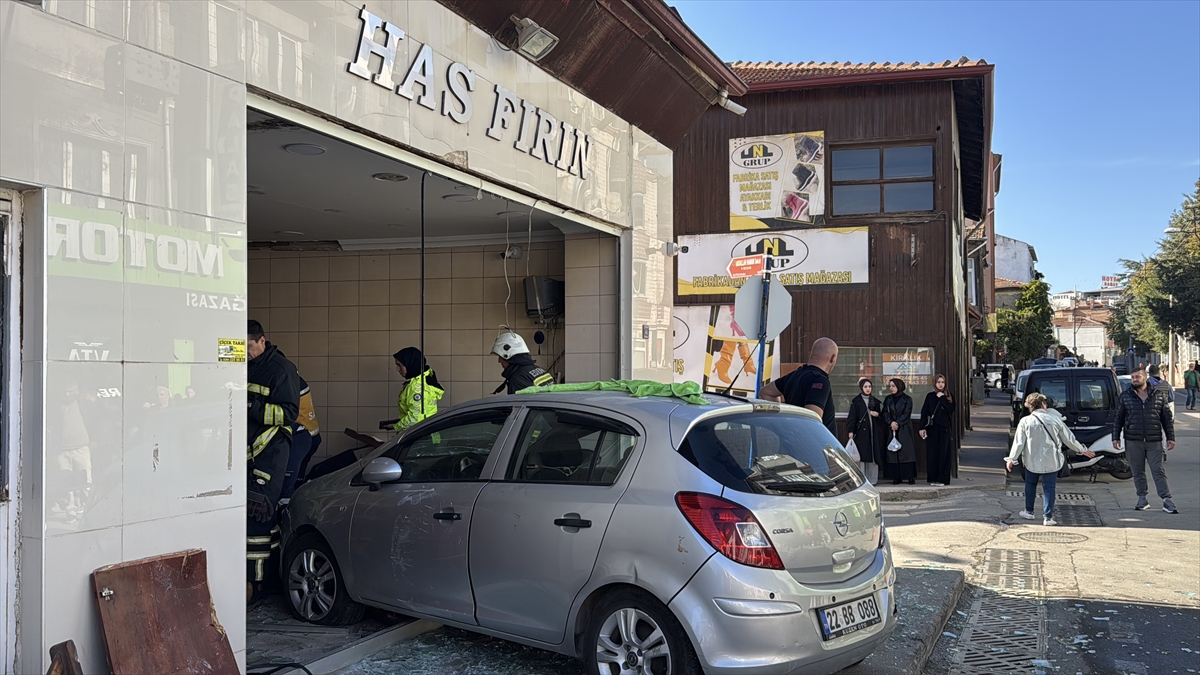 Edirne'de otomobilin ekmek fırınına girdiği kazada 4 kişi yaralandı