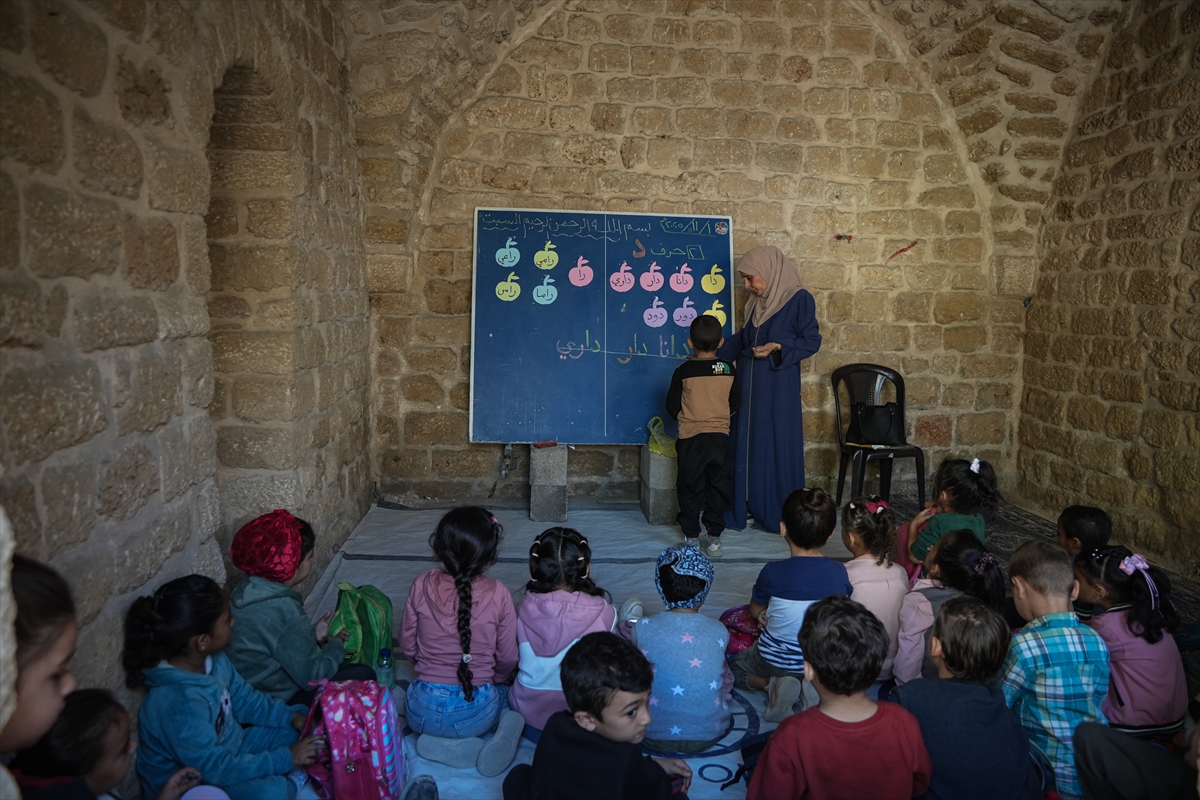Gazze'de Eyyubiler'den kalma tarihi okul, 2 yıl eğitimden uzak kalan öğrencilere kapılarını açtı