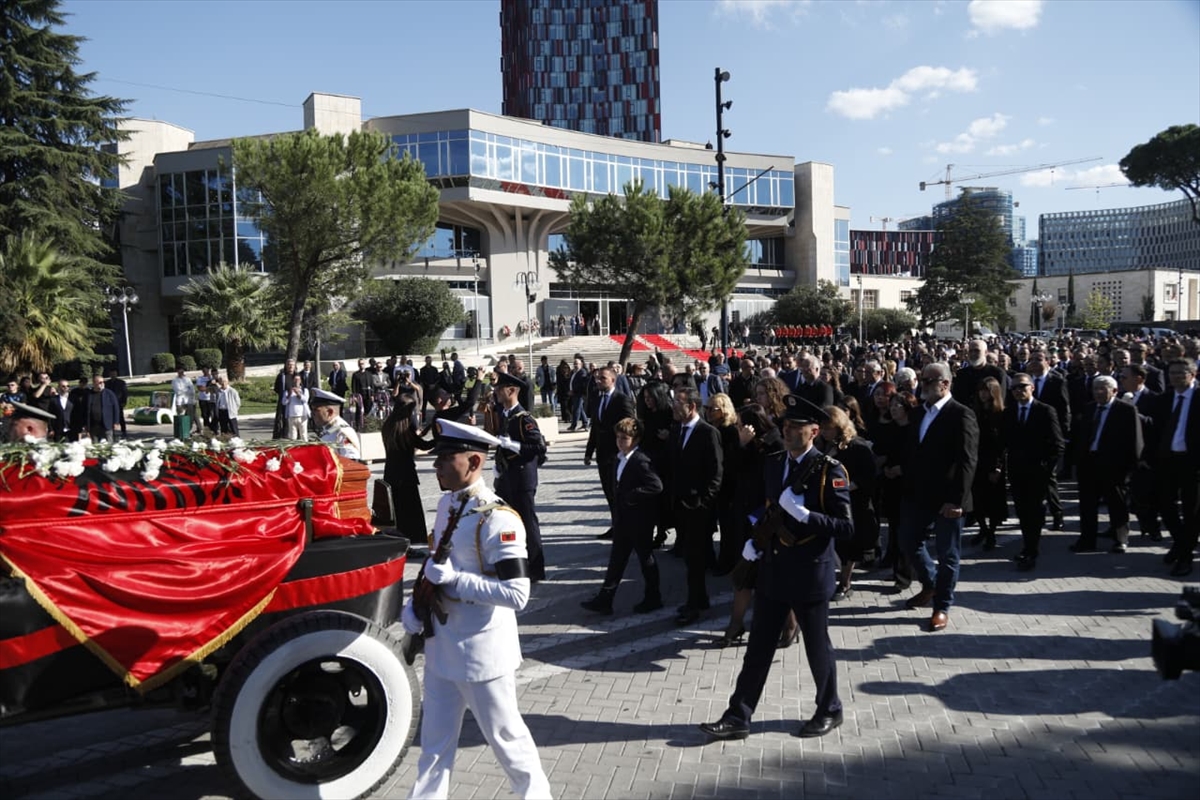 Eski Arnavutluk Başbakanı Fatos Nano son yolculuğuna uğurlandı