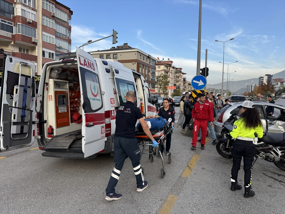 Denizli'de otomobille motosikletin çarpışması sonucu 4 kişi yaralandı