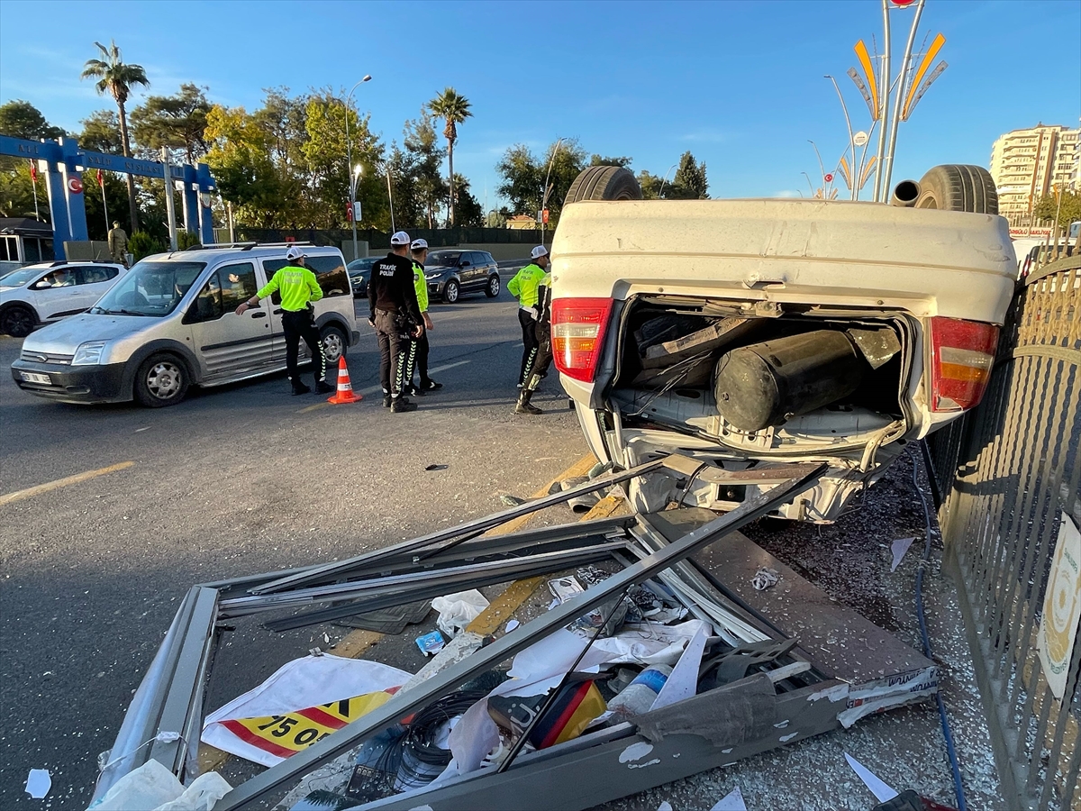 Şanlıurfa Haliliye’de  devrilen otomobildeki 5 kişi yaralandı