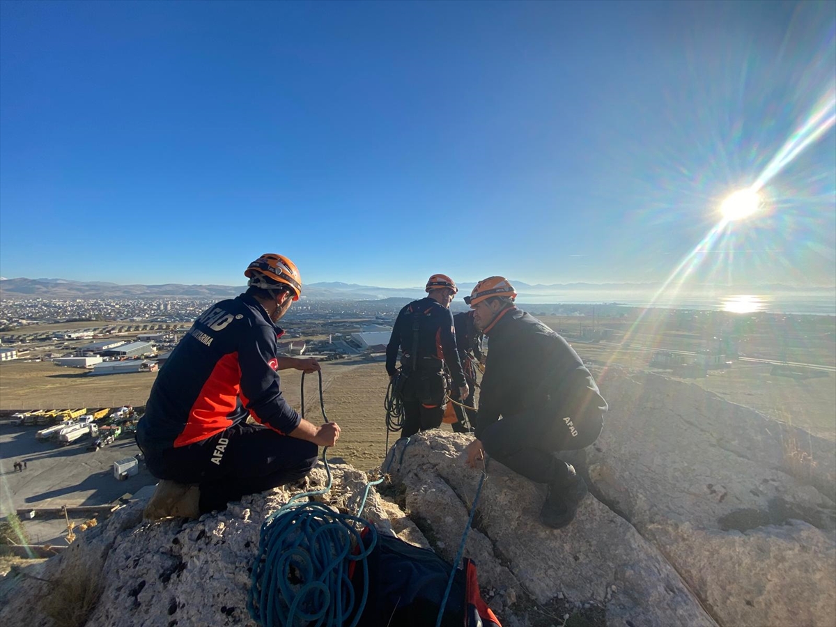 Van'da kayalıklarda mahsur kalan kişiyi AFAD ekipleri kurtardı