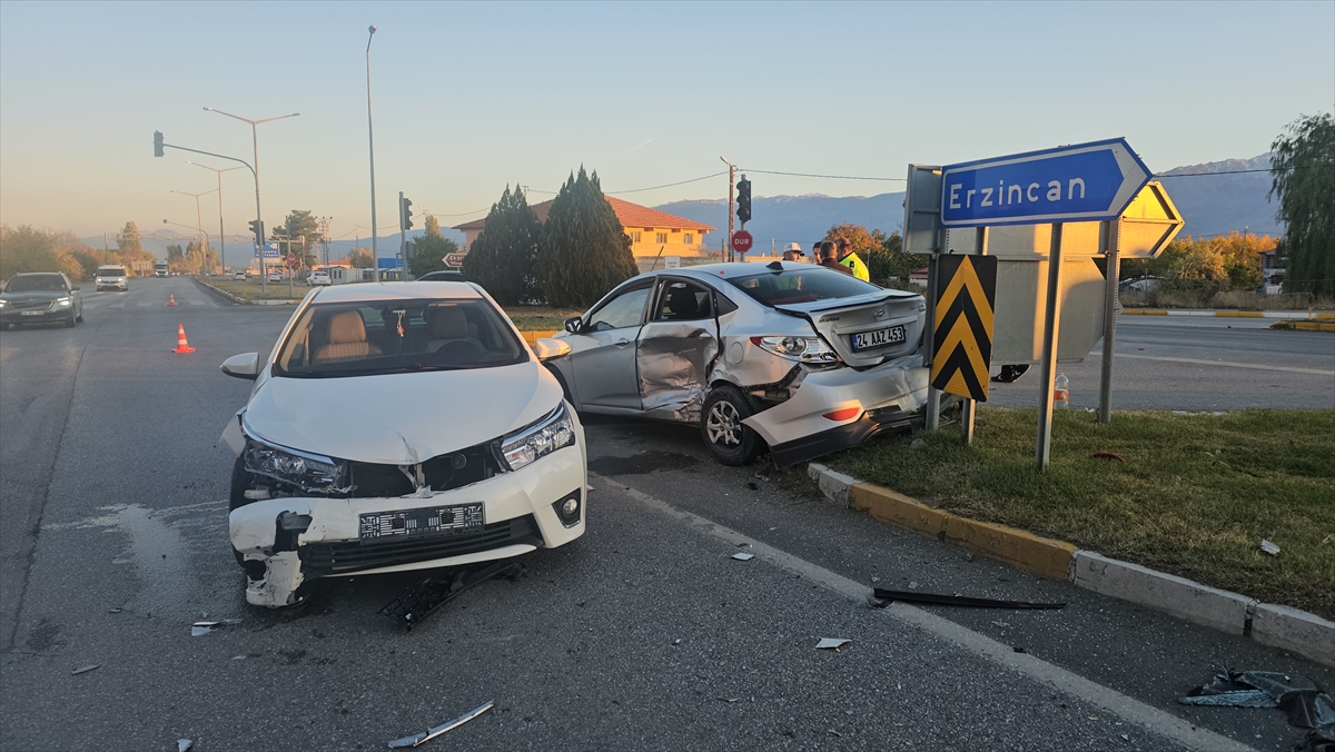 Erzincan’da iki otomobilin çarpışması sonucu 5 kişi yaralandı