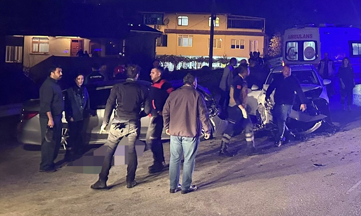 Düzce'de iki otomobilin çarpışması sonucu 7 kişi yaralandı