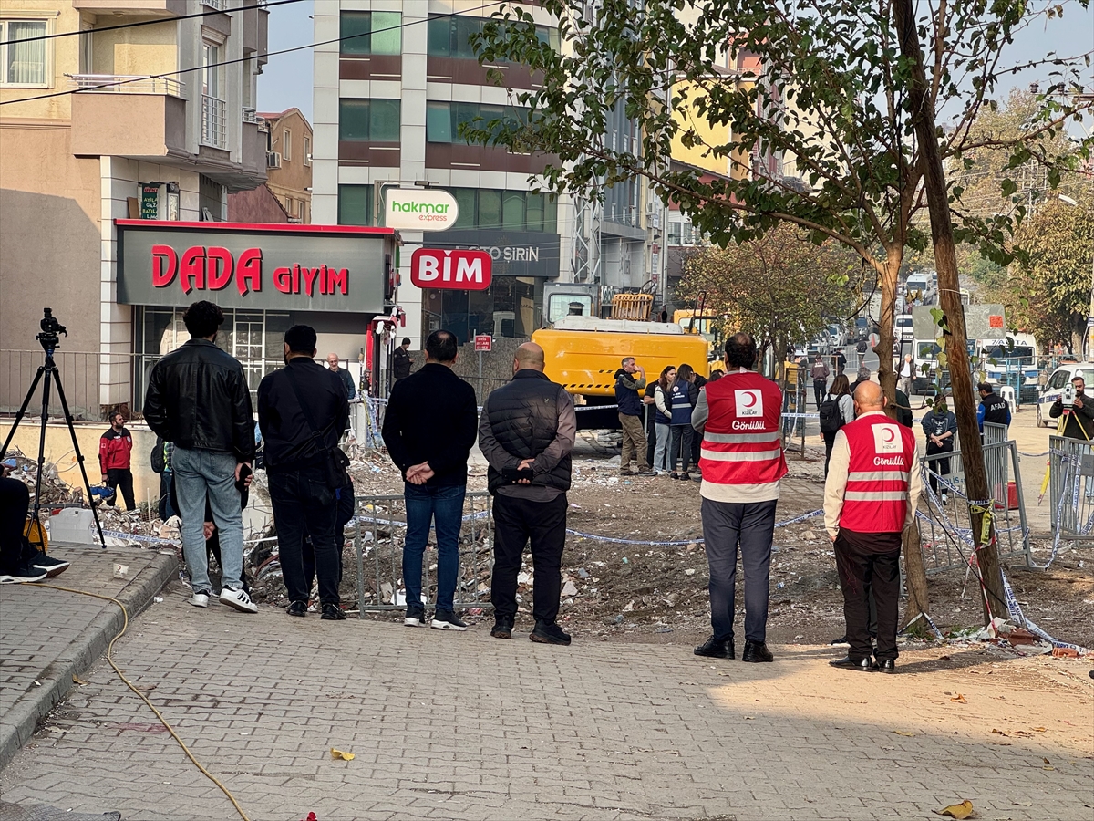 Kocaeli'de çöken apartman ve tahliye edilen binaların bulunduğu bölgede çalışmalar sürüyor