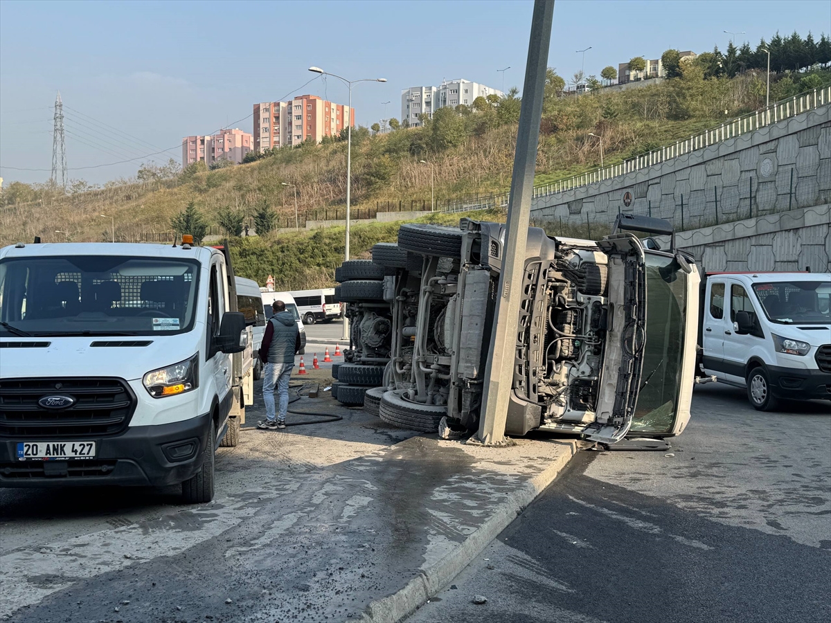 Sarıyer'de kontrolden çıkan beton mikseri, servis minibüsüyle çarpışarak devrildi