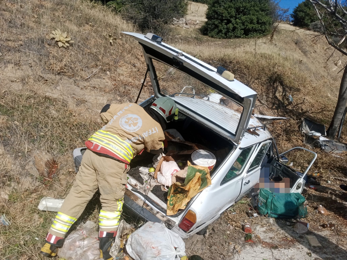 Manisa'da devrilen otomobildeki karı koca öldü