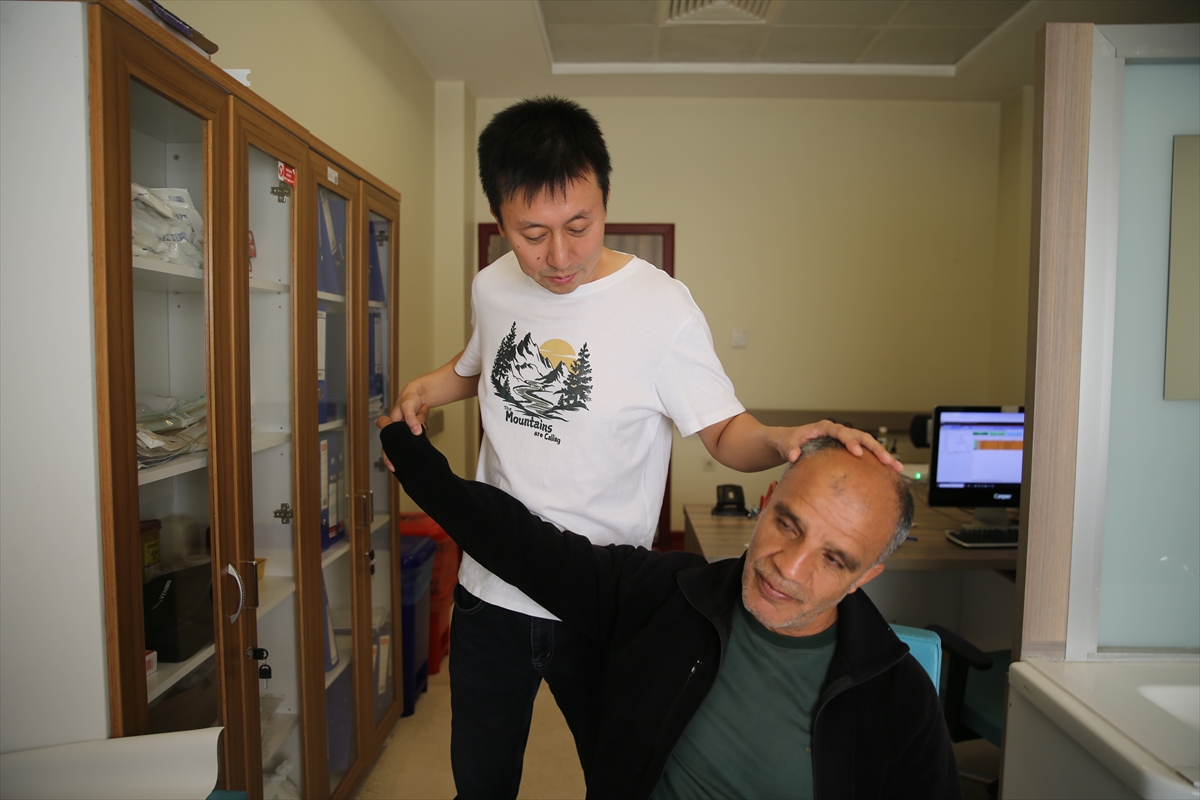 Eruh'ta Çinli doktor hastalara şifa dağıtıyor