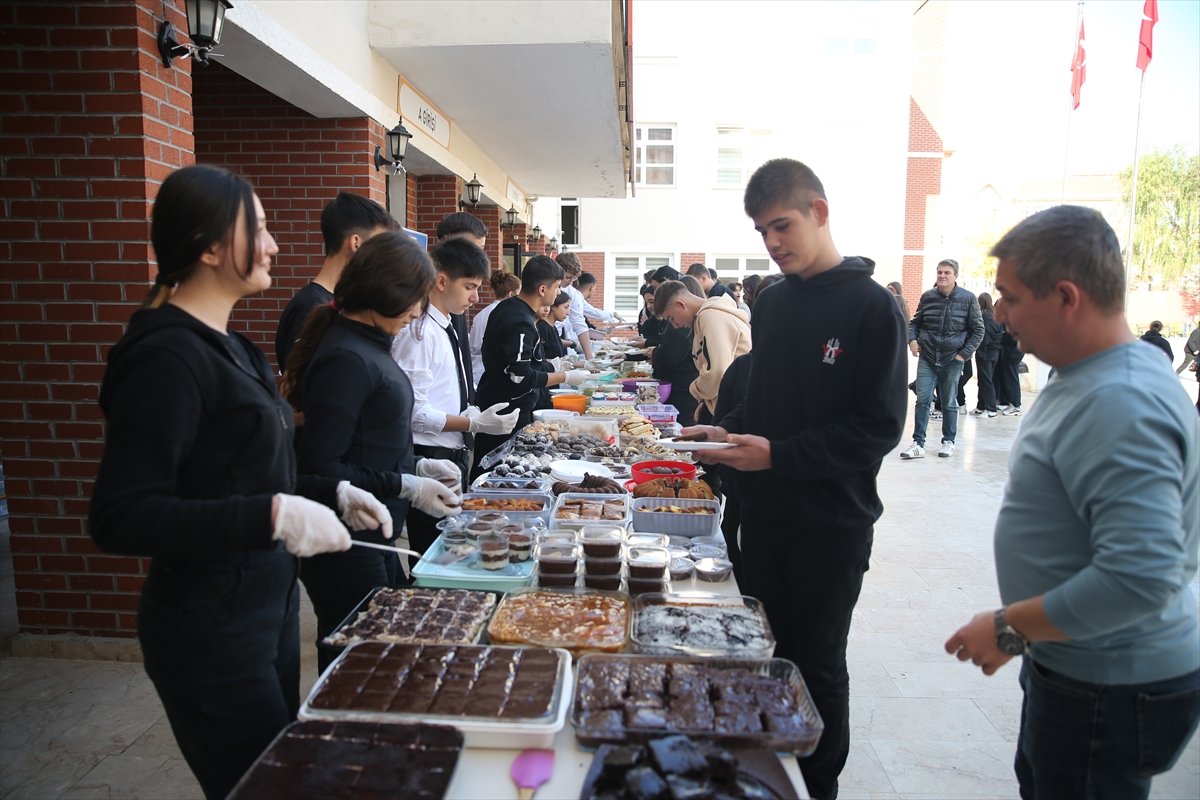 Edirne'de aşçı adayı öğrenciler Gazze yararına kermes düzenledi