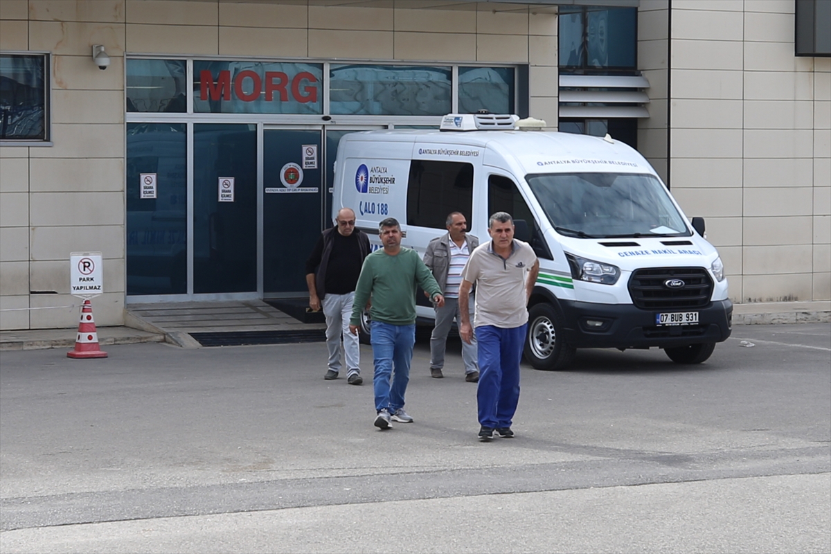 Antalya'da bıçaklı saldırıya uğrayan kişi hayatını kaybetti