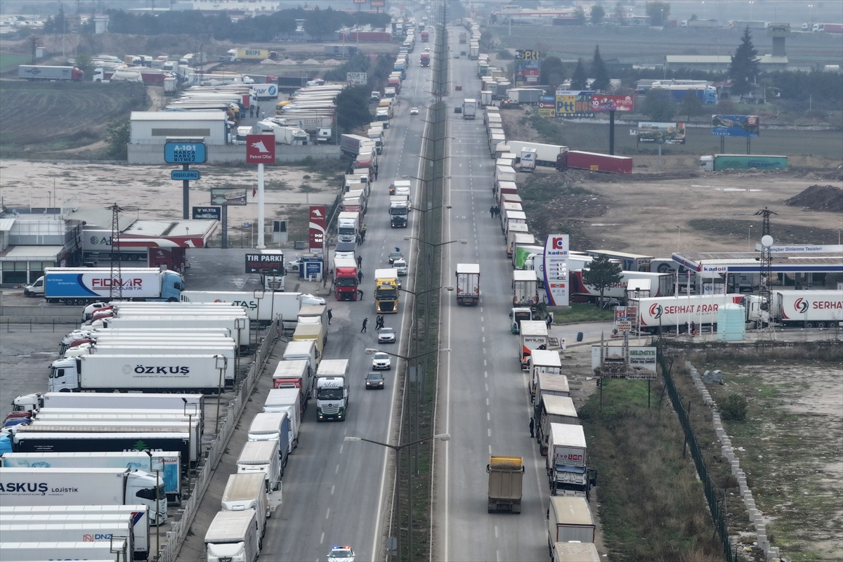 Kapıkule Sınır Kapısı'nda çift yönlü 7'şer kilometre tır kuyruğu oluştu