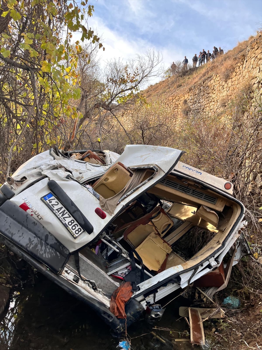 Konya'da uçuruma devrilen servisteki 13 öğrenci ve sürücü yaralandı