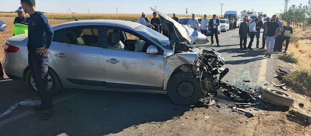 Mardin'de iki otomobilin çarpışması sonucu 1'i ağır 6 kişi yaralandı