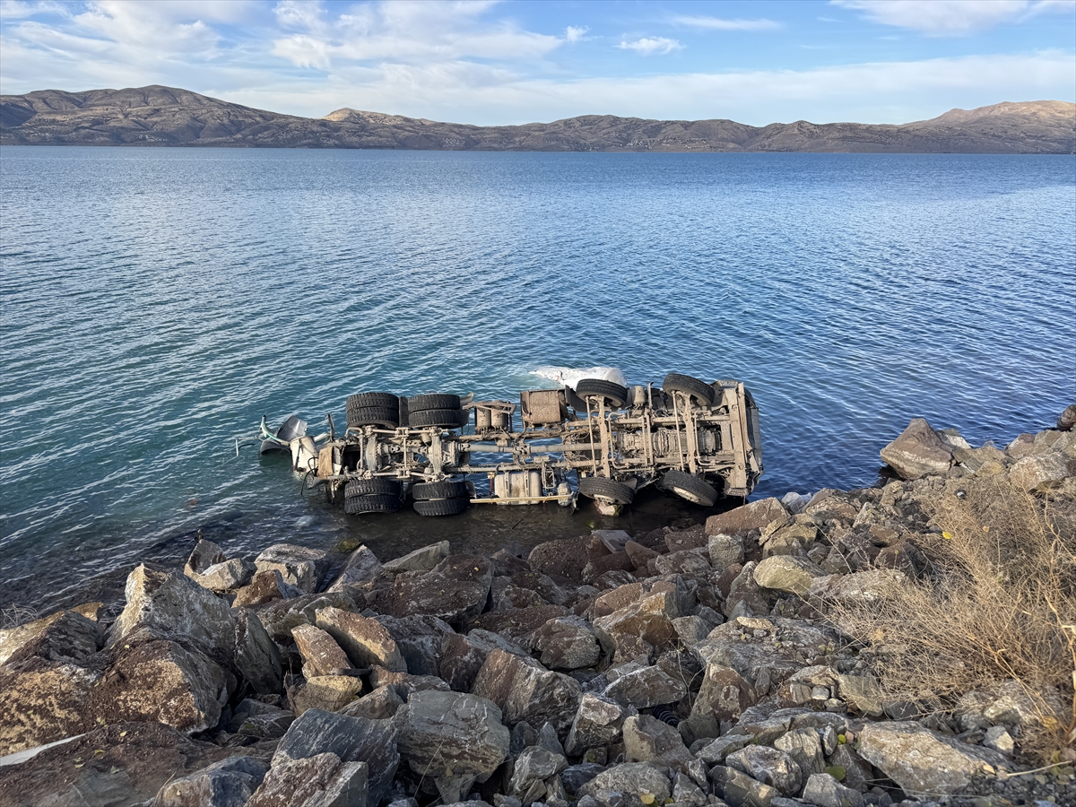 Elazığ'da göle devrilen beton mikserinin sürücüsü yaralandı