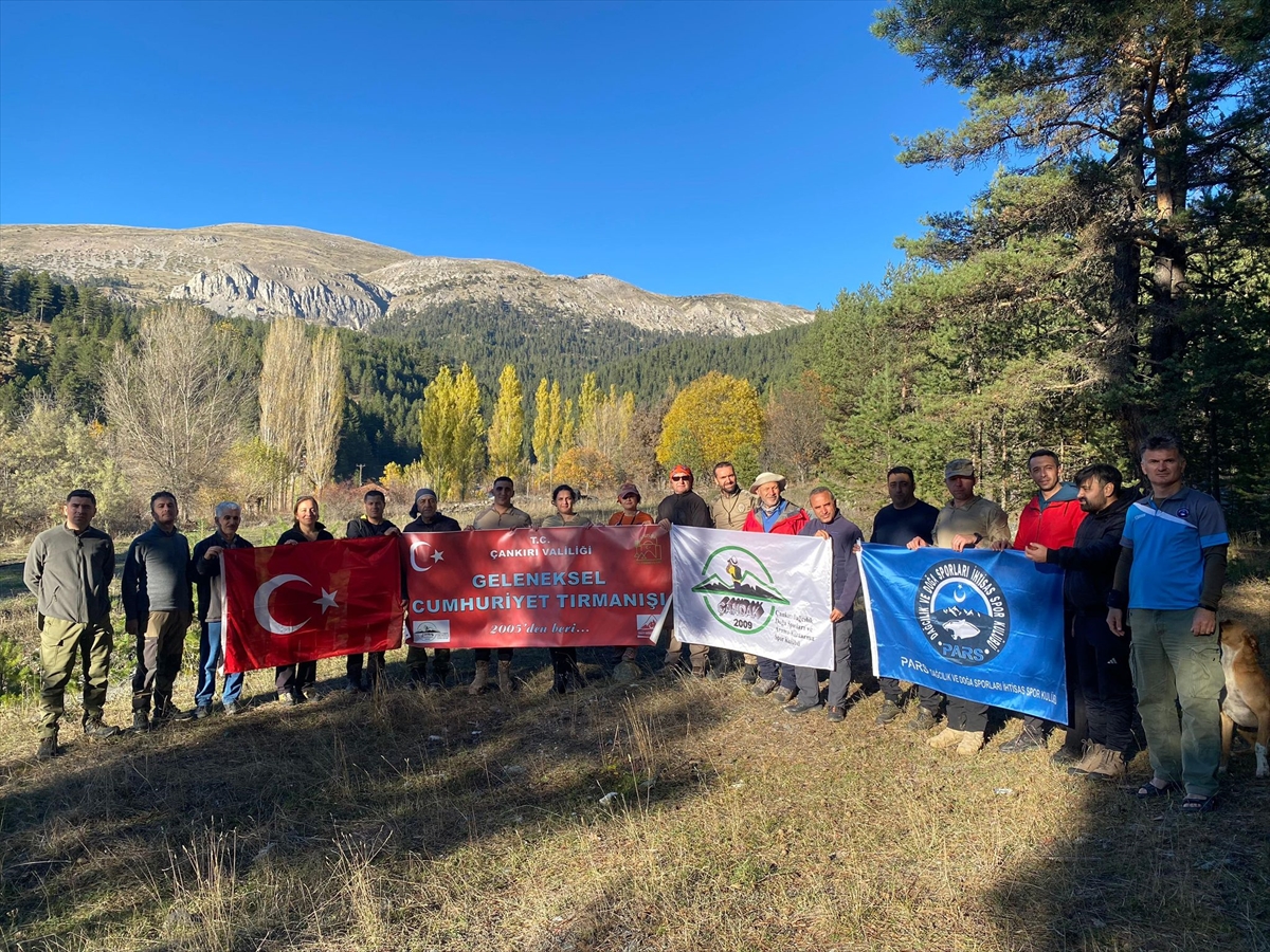 Çankırı'da dağcılar Cumhuriyet'in 102. yılını Ilgaz Dağı'nın zirvesinde kutladı