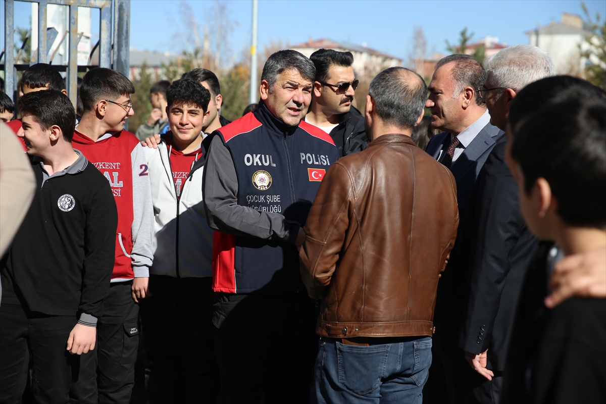 Erzurum Emniyet Müdürü Onur Karaburun, öğretmenlere okul çevresindeki tedbirleri anlattı