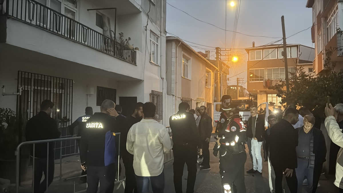 Kocaeli'de kolonlarında çatlak oluşan 3 katlı bina boşaltıldı