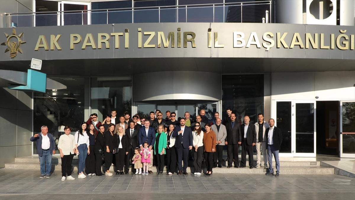 AK Parti İzmir İl Başkanı Saygılı'dan Türkmen vatandaşlara rozet