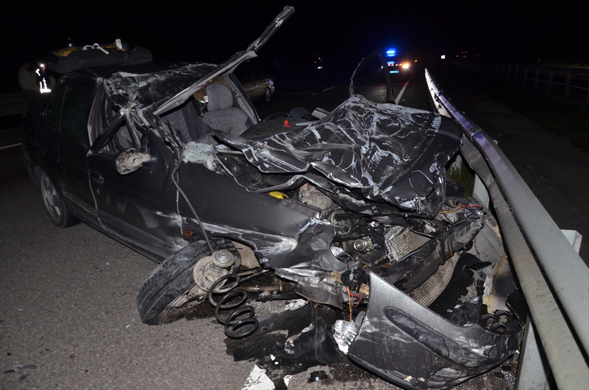 Tavşanlı’da tıra çarpan otomobilin sürücüsü öldü