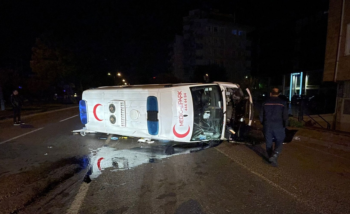 Samsun’da otomobil ile çarpışan ambulanstaki 5 kişi yaralandı