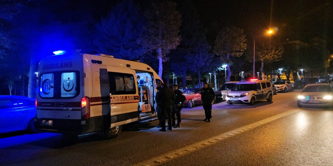 Çorum’da parkta çıkan kavgada bir kişi bıçakla bacağından yaralandı