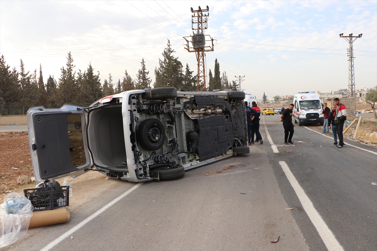 Kilis'te otomobil ile panelvanın çarpıştığı kazada 4 kişi yaralandı