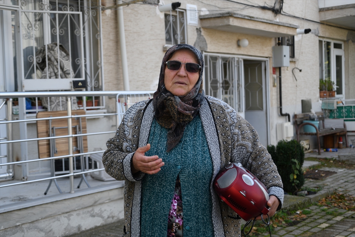 Sındırgı'daki depremde evi hasar gören kadın kızının hediyesi teybi yanından ayırmıyor