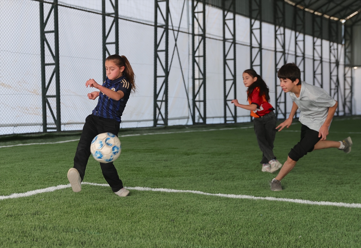 Hakkarili "sarı fırtına" lakaplı Gül Yıldız istedi, mezraya halı saha yapıldı