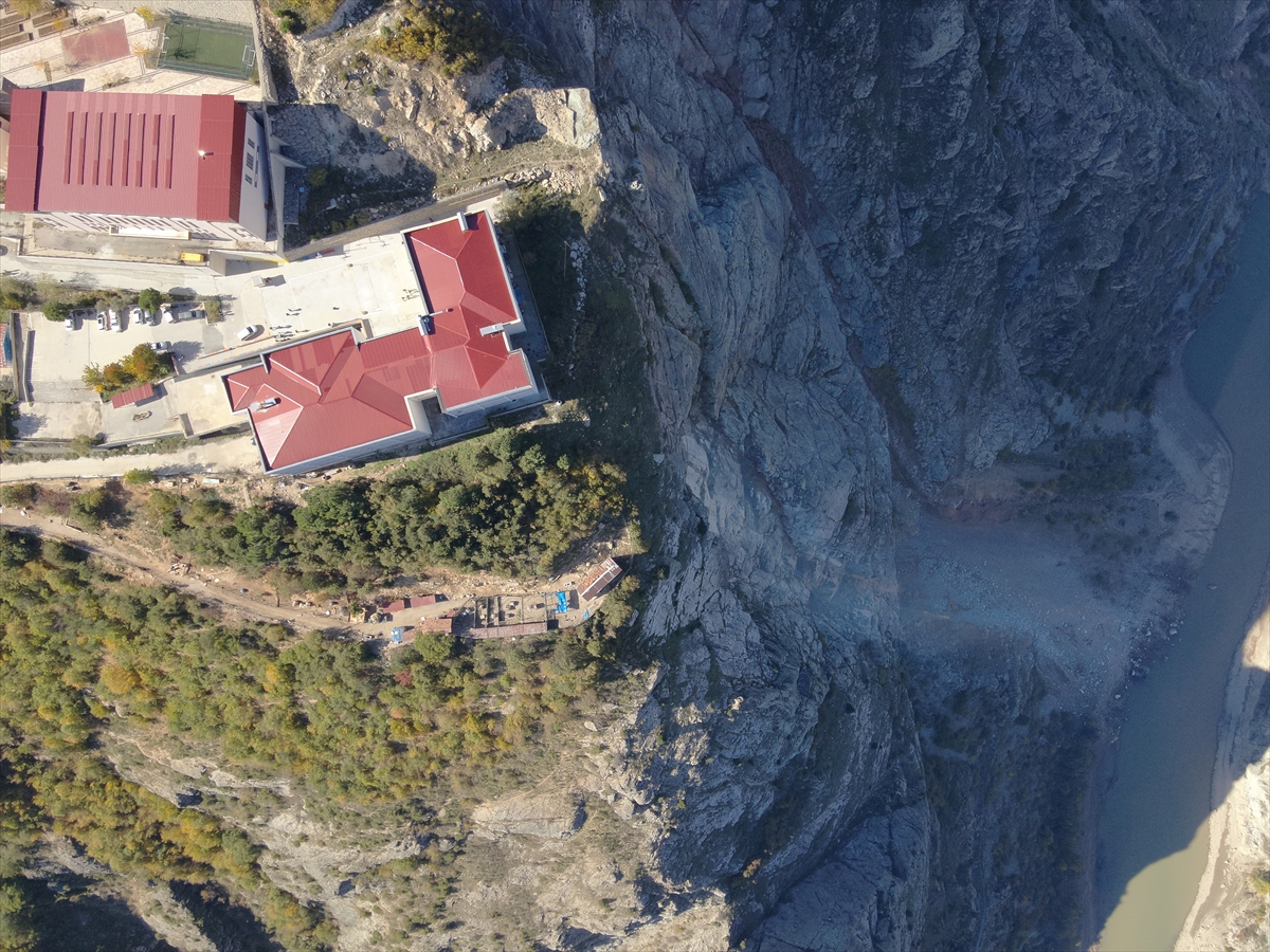 Artvin'de yamaçtan kopan kaya parçaları Çoruh Nehri'ne düştü