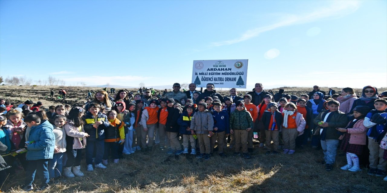 Ardahan’da öğrenciler “Yeşil vatan” temalı etkinlikte fidan dikti