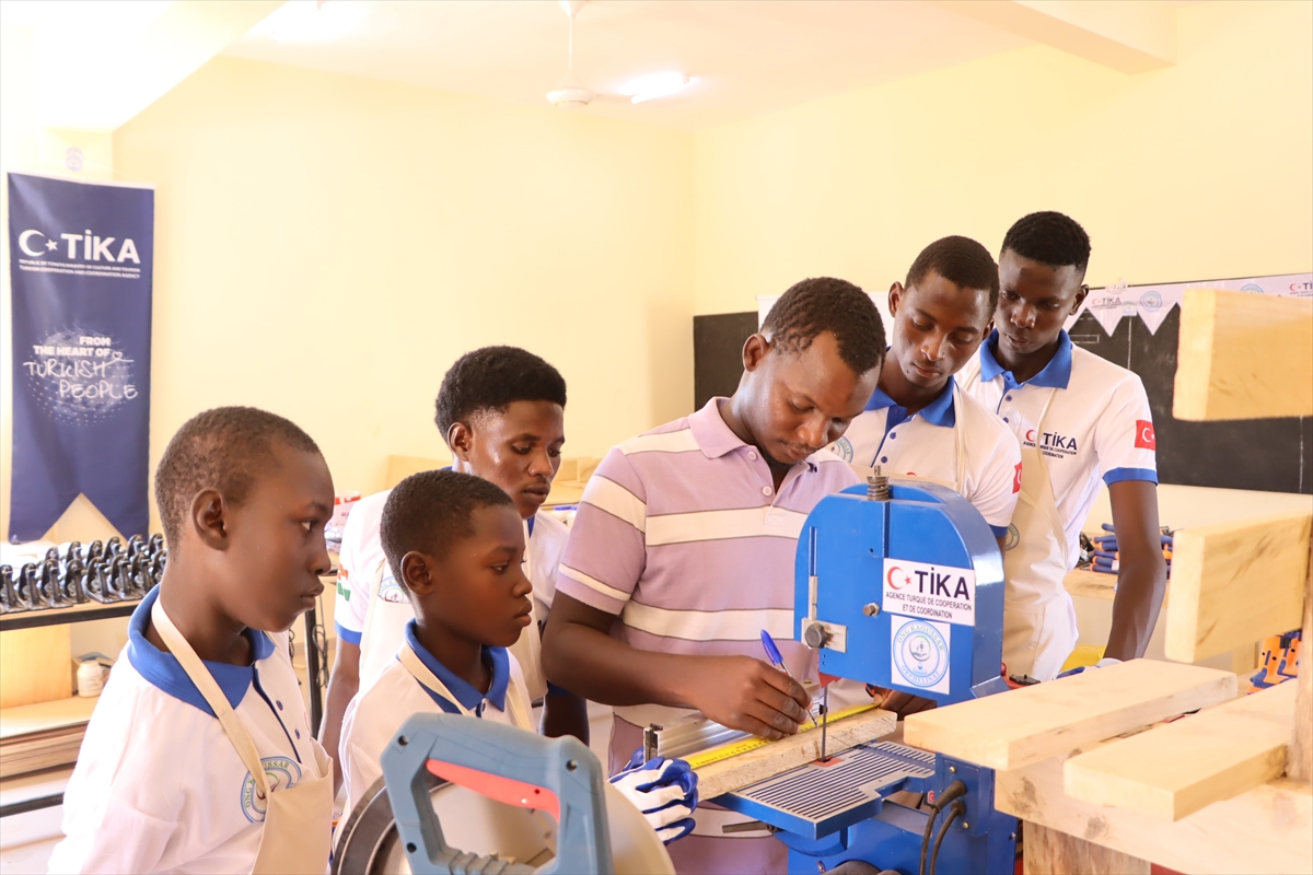 TİKA'dan Nijer'de yetim ve yoksul gençlere marangozluk eğitimi
