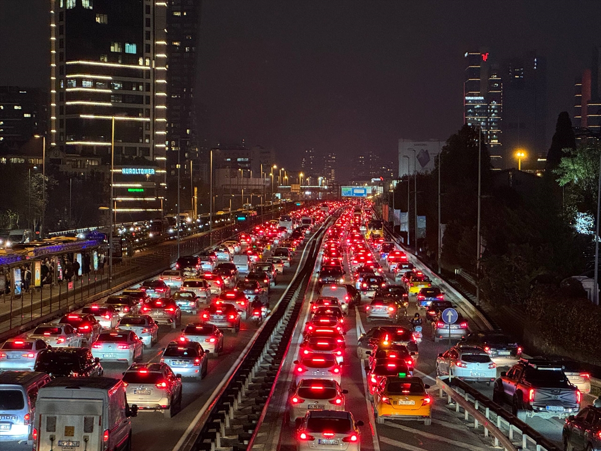 İstanbul'da akşam saatlerinde trafik yoğunluğu yüzde 83'e çıktı