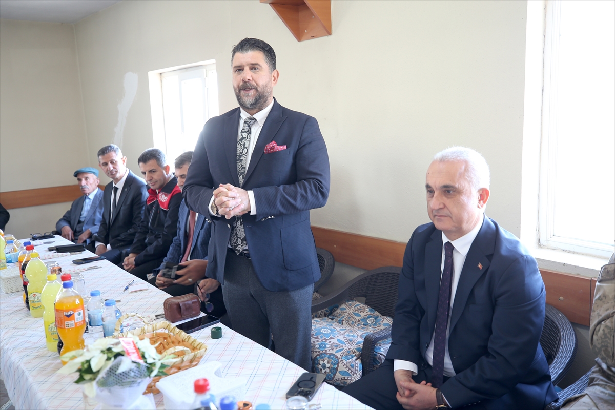 Muş Valisi Çakır, köyde muhtarların taleplerini dinledi