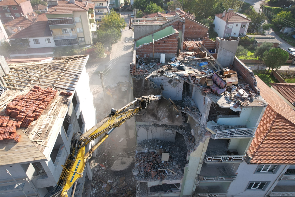 Sındırgı'da ağır hasarlı binaların yıkımı ve enkaz kaldırma işlemleri devam ediyor