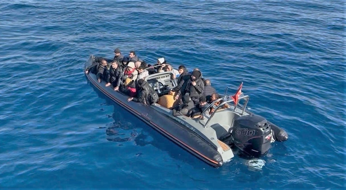 İzmir açıklarında 28 düzensiz göçmen yakalandı