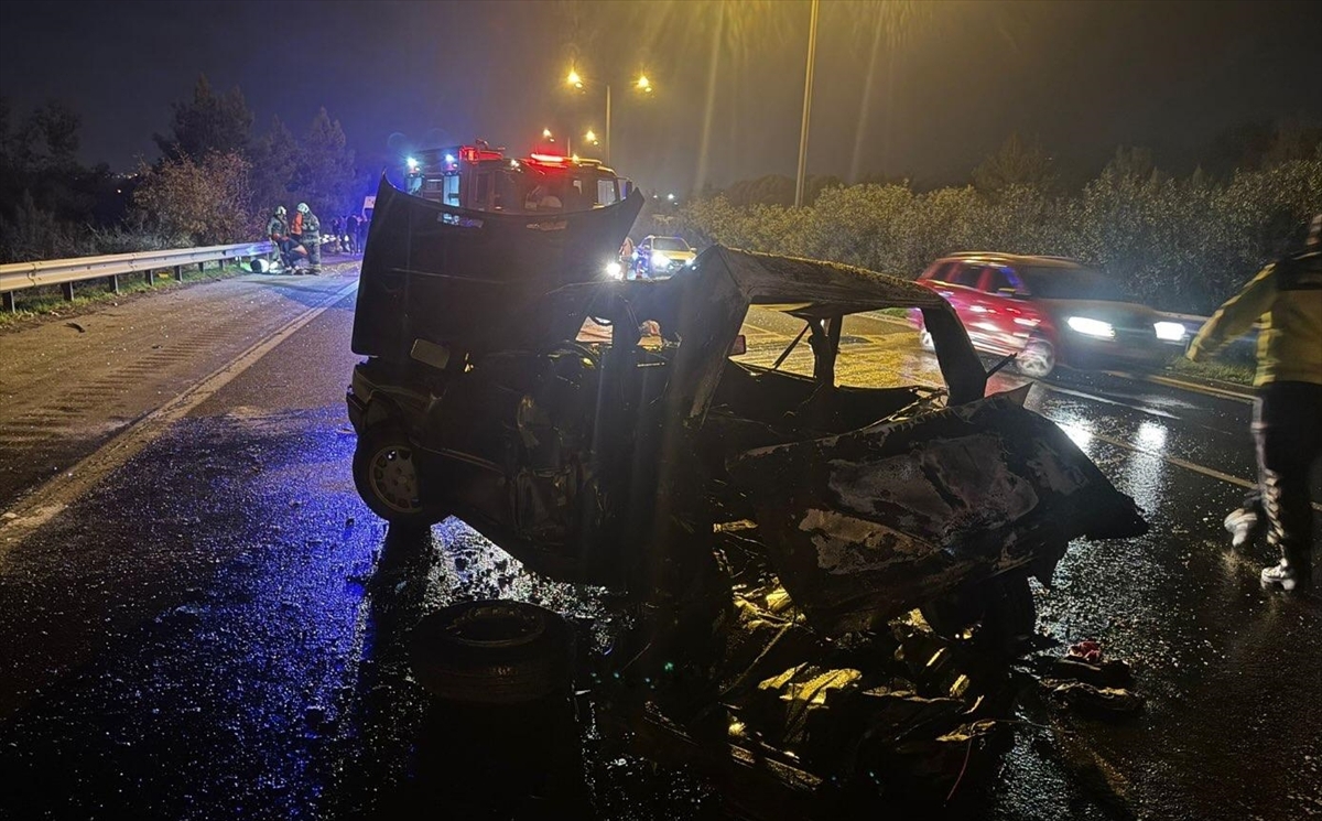 İzmir'de iki otomobilin çarpıştığı kazada 7 kişi yaralandı