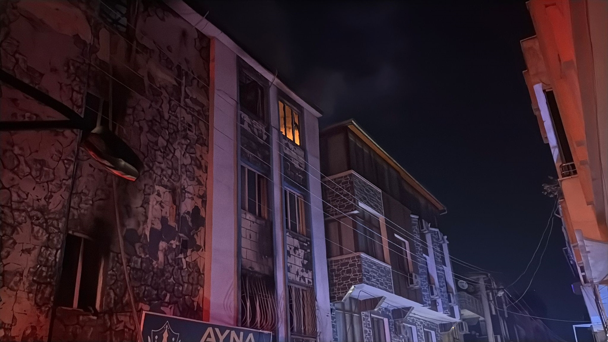 Gaziantep Şahinbey’de 4 katlı rezidansta çıkan yangın kontrol altına alındı