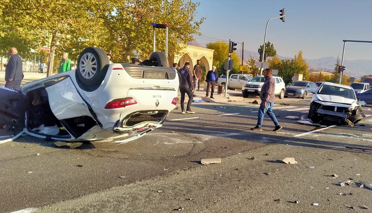 Malatya'da iki otomobilin çarpışması sonucu 2 kişi yaralandı