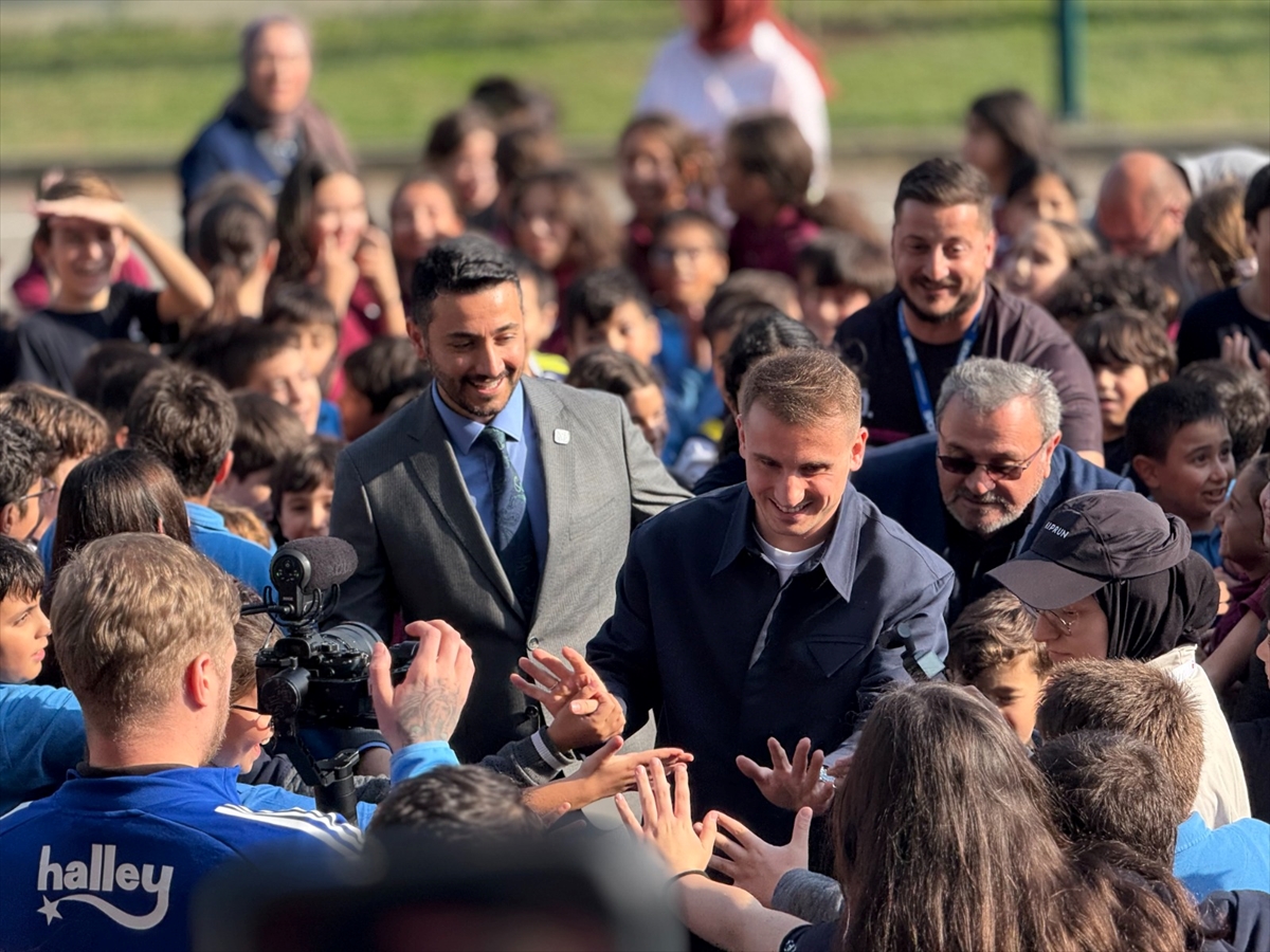 Kerem Aktürkoğlu, ilkokul öğrencisi Aras Şamlı'nın başkanlık vaadini yerine getirdi
