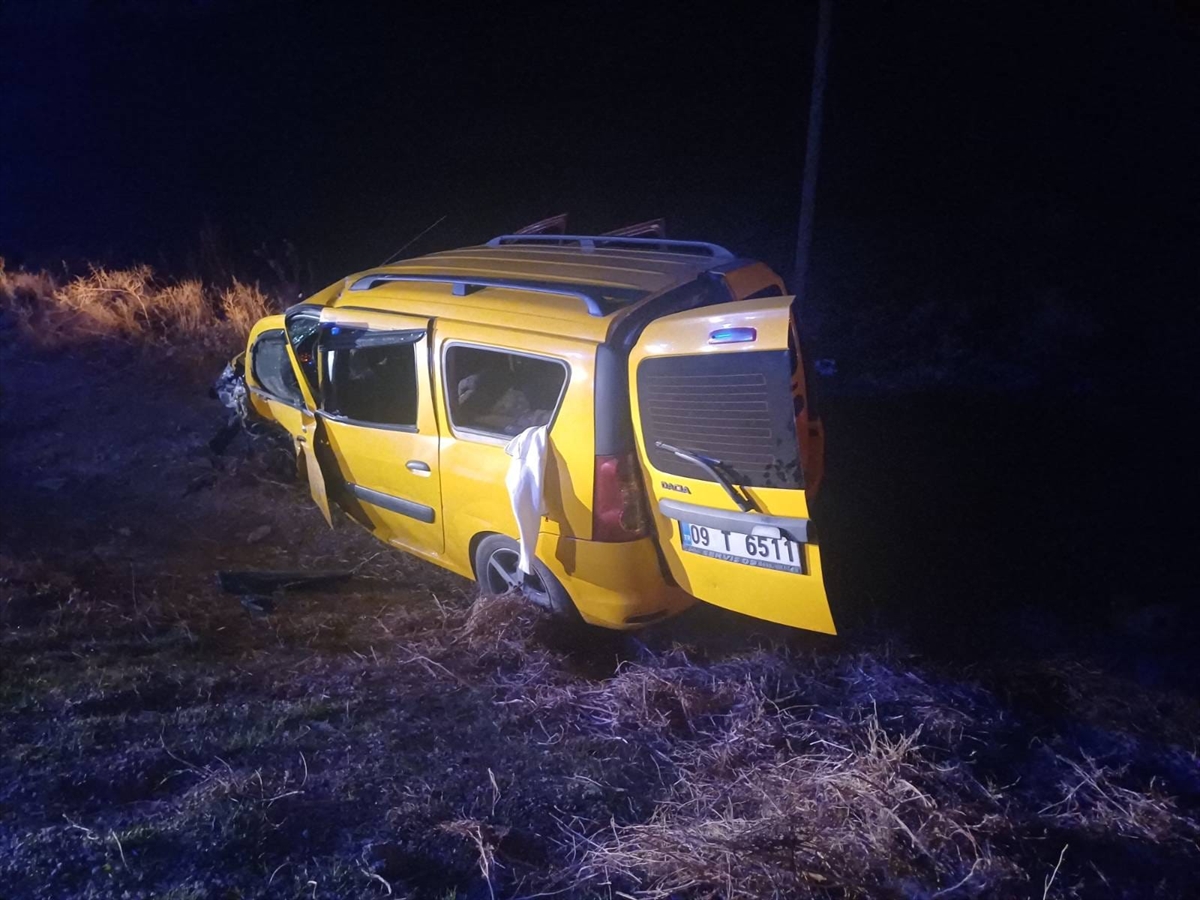 Afyonkarahisar'da taksi ile otomobilin çarpıştığı kazada 1 kişi öldü, 8 kişi yaralandı